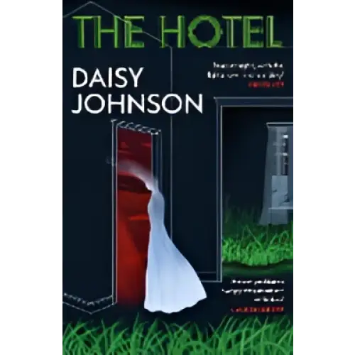 The hotel van Daisy Johnson paperback met witte jurk op groen gras en open deur